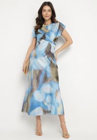 Born2be - Niebieska Rozkloszowana Sukienka w Abstrakcyjny Print z Ozdobnym Marszczeniem Tillanara. Okazja: na imprezę. Kolor: niebieski. Wzór: nadruk. Styl: elegancki, wizytowy #6