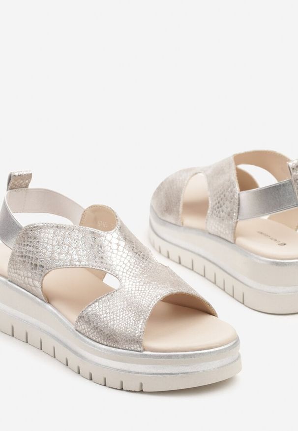 Born2be - Srebrne Sandały na Grubej Podeszwie z Tłoczoną Cholewką Mevincia. Okazja: na co dzień. Kolor: srebrny. Styl: klasyczny, elegancki, casual