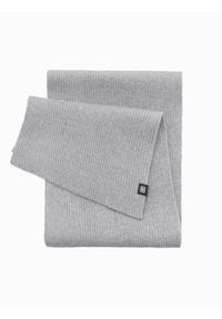 Ombre Clothing - Męski monochromatyczny szalik z prążkowanej dzianiny – szary V2. Okazja: na co dzień. Kolor: szary. Materiał: prążkowany, dzianina. Wzór: aplikacja, ze splotem, jednolity. Styl: klasyczny, wizytowy, casual #3