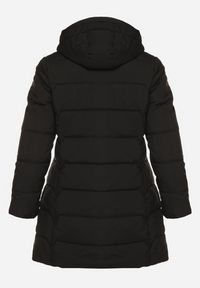 Born2be - Czarna Pikowana Kurtka o Taliowanym Fasonie z Kapturem Acindrie. Okazja: na spotkanie biznesowe, na co dzień. Typ kołnierza: kaptur. Kolekcja: plus size. Kolor: czarny. Materiał: jeans, poliester. Wzór: aplikacja. Sezon: zima. Styl: biznesowy, casual
