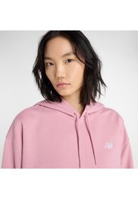 Bluza damska New Balance WT41507PTF – różowa. Okazja: na co dzień. Typ kołnierza: kaptur. Kolor: różowy. Materiał: bawełna, dresówka, poliester, prążkowany. Styl: casual, klasyczny #3