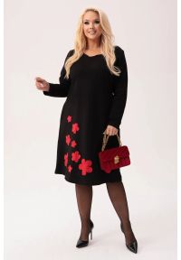 Moda Size Plus Iwanek - Czarna dresowa sukienka Fiorella - klasyka z nutą kobiecości PLUS SIZE XXL. Okazja: na co dzień. Kolekcja: plus size. Kolor: czarny. Materiał: dresówka. Wzór: aplikacja, kwiaty. Typ sukienki: dla puszystych. Styl: casual, elegancki. Długość: midi