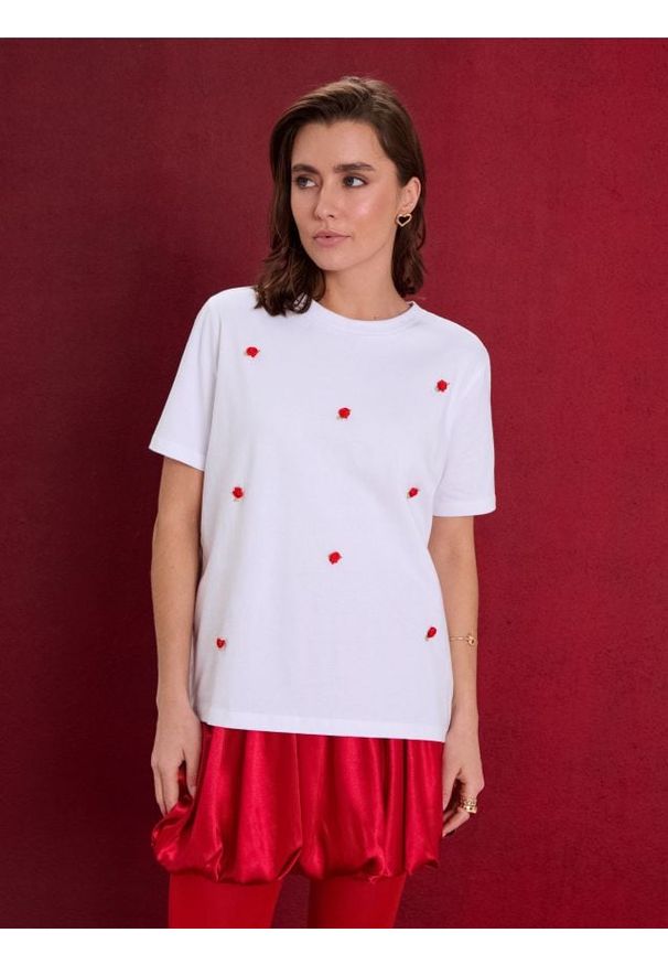 Sinsay - Bawełniana koszulka z aplikacjami 3D - biały. Kolor: biały. Materiał: bawełna. Wzór: aplikacja