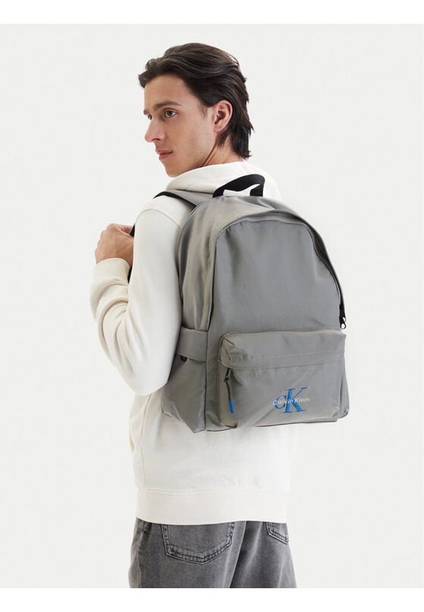 Calvin Klein Plecak Bold Round Backpack LV04D3114G Szary. Kolor: szary. Materiał: materiał