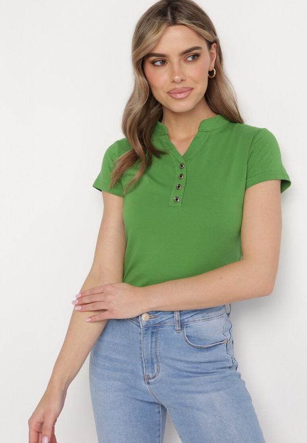 Born2be - Zielony T-shirt Koszulka z Bawełny z Metalicznymi Guzikami Cariena. Okazja: na co dzień. Typ kołnierza: dekolt w kształcie V. Kolor: zielony. Materiał: bawełna. Styl: casual