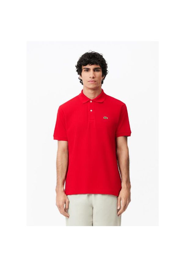 Koszulka polo Lacoste klasyczna czerwona męska piqué. Okazja: na co dzień. Typ kołnierza: polo. Kolor: czerwony. Materiał: bawełna. Długość rękawa: krótki rękaw. Długość: krótkie. Styl: klasyczny