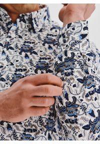Pako Lorente - PAKO LORENTE - Biała koszula męska niebieskie kwiaty. Kolor: biały, niebieski, wielokolorowy. Materiał: bawełna, elastan. Długość rękawa: długi rękaw. Długość: długie. Wzór: kwiaty. Sezon: jesień #7