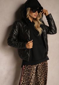 Renee - Czarna Kurtka z Pikowanymi Przeszyciami i Kapturem Ravendra. Okazja: na co dzień. Kolor: czarny. Materiał: jeans, materiał. Styl: elegancki, casual #4