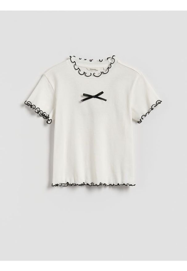 Reserved - Bawełniany t-shirt z falbanką - złamana biel. Materiał: bawełna