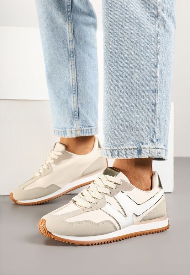 Renee - Jasnobeżowe Sneakersy z Geometrycznym Wzorem i Metaliczną Wstawką Zolio. Okazja: na co dzień. Zapięcie: sznurówki. Kolor: beżowy. Materiał: jeans. Wzór: geometria