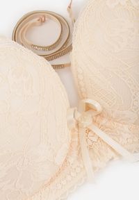 Renee - Jasnobeżowy Koronkowy Biustonosz Ozdobiony Kokardą Falzedia. Kolor: beżowy. Materiał: koronka. Rodzaj stanika: odpinane ramiączka. Wzór: aplikacja #4