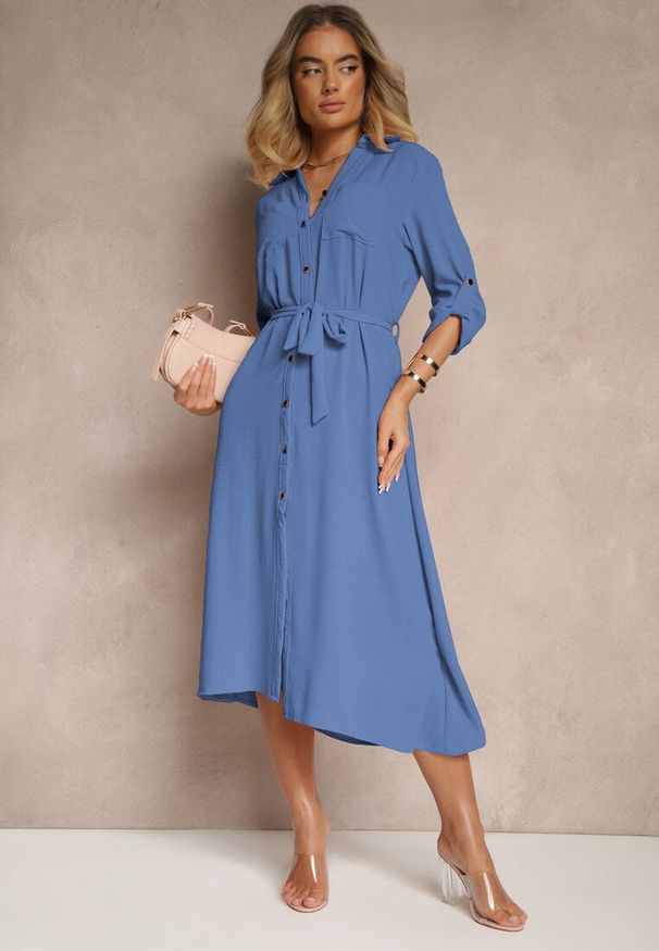 Renee - Niebieska Sukienka Koszulowa Ozdobiona Paskiem Vivirielle. Okazja: na co dzień. Typ kołnierza: dekolt w serek. Kolor: niebieski. Materiał: materiał. Wzór: aplikacja. Typ sukienki: koszulowe. Styl: casual, elegancki, klasyczny
