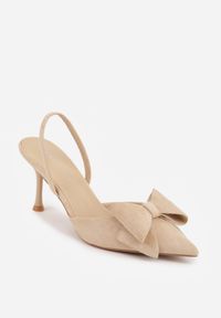 Renee - Beżowe Szpilki z Imitacji Zamszu z Paskiem na Piętę i Ozdobną Kokardą Themigeia. Nosek buta: otwarty. Zapięcie: pasek. Kolor: beżowy. Materiał: zamsz. Wzór: aplikacja. Sezon: lato. Obcas: na szpilce. Wysokość obcasa: średni #3