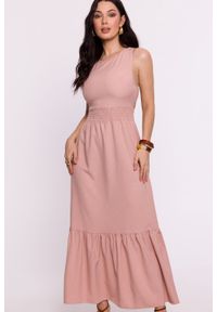 BeWear - Długa sukienka z odkrytymi plecami i falbaną różowa. Kolor: różowy. Sezon: lato, wiosna. Długość: maxi