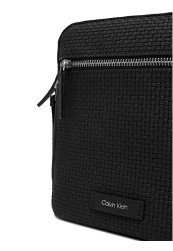 Calvin Klein Saszetka Embossed Woven Reporter LV04D3208G Czarny. Kolor: czarny. Materiał: skóra