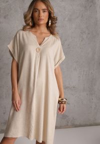 Renee - Beżowa Sukienka o Pudełkowym Kroju z Lnem i Wiskozą Zdobiona Guzikiem Mezynore. Kolekcja: plus size. Kolor: beżowy. Materiał: wiskoza, len. Wzór: aplikacja. Typ sukienki: dla puszystych. Styl: boho, wakacyjny #1
