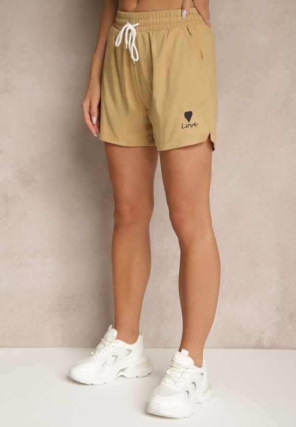 Renee - Ciemnobeżowe Klasyczne Szorty Dresowe z Kieszeniami Wiązane w Pasie Folenelle. Okazja: na imprezę, na co dzień. Kolor: beżowy. Materiał: dresówka. Sezon: lato. Styl: klasyczny