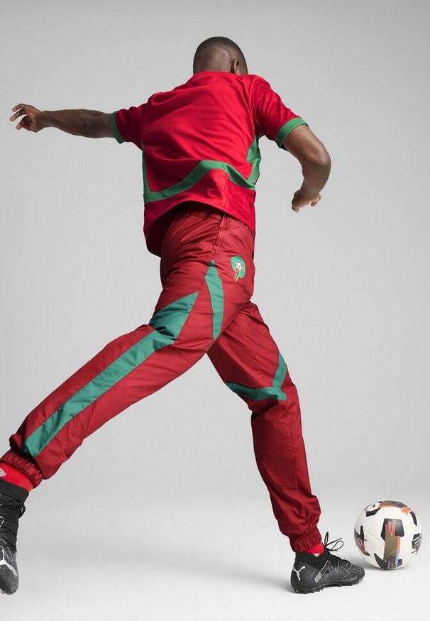 Puma - Męskie tkane spodnie przedmeczowe Maroko PUMA Intense Red Archive Green. Kolor: zielony, czerwony, wielokolorowy. Materiał: dresówka. Sport: piłka nożna