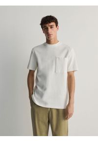 Reserved - T-shirt comfort z kieszonką - złamana biel. Materiał: bawełna, dzianina