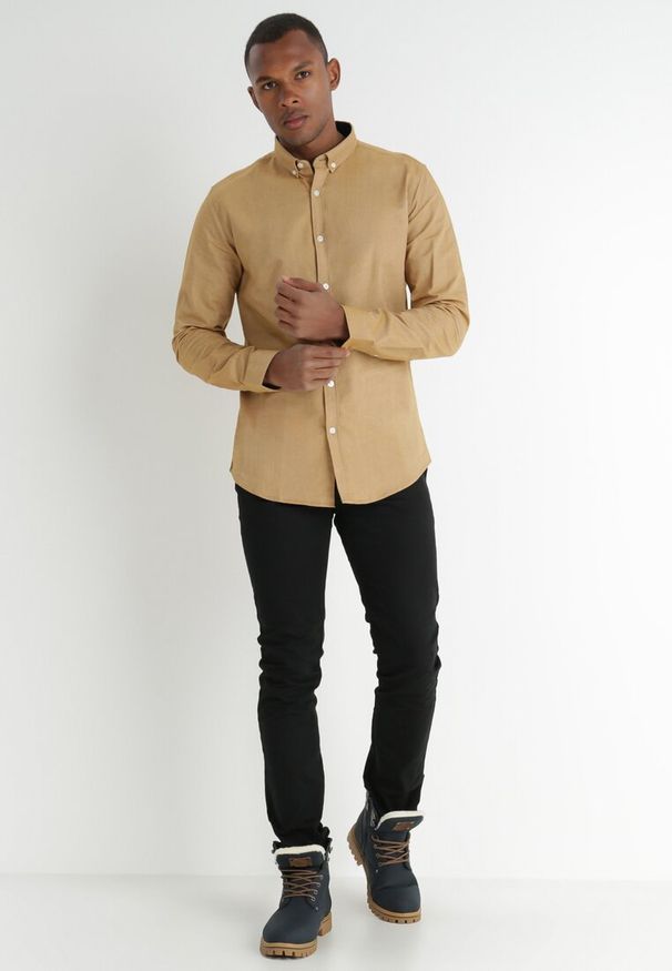 Born2be - Ciemnobeżowa Koszula Keperra. Okazja: do pracy. Typ kołnierza: button down. Kolor: beżowy. Materiał: bawełna, materiał, jeans, skóra. Długość rękawa: długi rękaw. Długość: długie. Wzór: aplikacja, gładki. Styl: klasyczny, elegancki