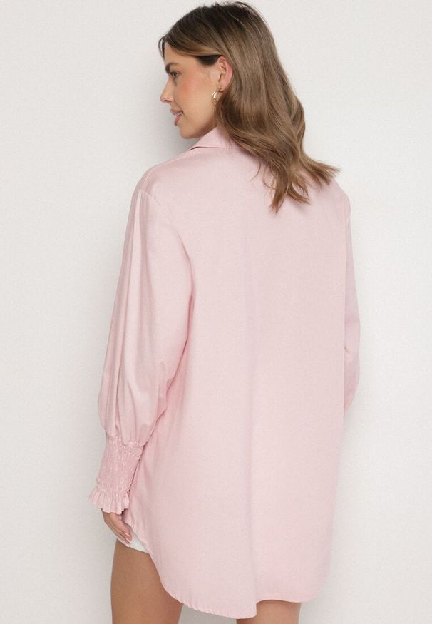 Born2be - Jasnoróżowa Bawełniana Koszula z Marszczonymi Rękawami i Falbankami Tanandoria. Okazja: na co dzień. Typ kołnierza: kołnierz z falbankami. Kolor: różowy. Materiał: bawełna. Długość: długie. Wzór: aplikacja. Styl: casual, elegancki