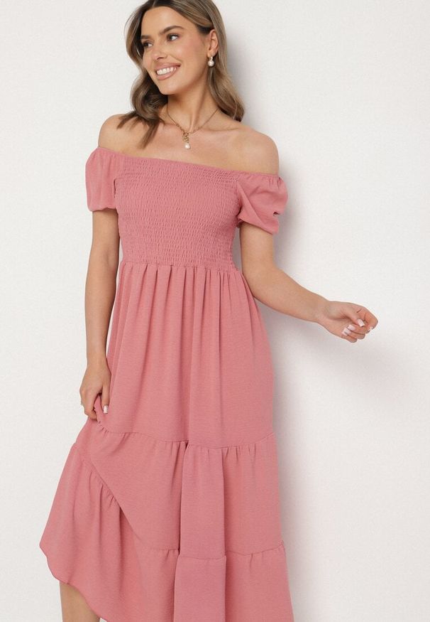 Born2be - Ciemnoróżowa Rozkloszowana Sukienka z Dekoltem Typu Hiszpanka z Marszczeniem Lumorice. Okazja: na co dzień. Typ kołnierza: dekolt hiszpanka. Kolor: różowy. Styl: casual, elegancki