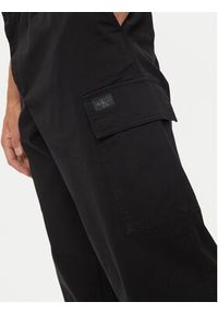 Calvin Klein Jeans Spodnie materiałowe J30J326848 Czarny Straight Fit. Kolor: czarny. Materiał: bawełna #5