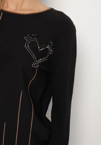 Born2be - Czarny Sweter Ozdobiony Sercami z Cyrkonii Unaressa. Okazja: na co dzień. Kolor: czarny. Materiał: jeans. Wzór: aplikacja. Styl: elegancki, casual #3