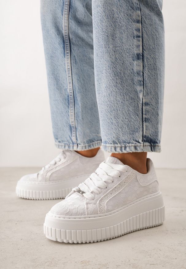 Born2be - Białe Sneakersy na Grubej Podeszwie Zdobione Koronką i Brokatem Relfi. Okazja: na spacer, na co dzień. Kolor: biały. Materiał: koronka. Wzór: aplikacja, koronka. Sport: turystyka piesza