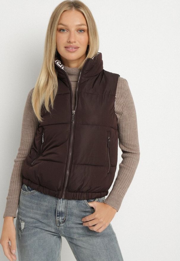 Born2be - Brązowa Pikowana Kamizelka z Ozdobną Podszewką Olianela. Okazja: na spacer, na co dzień. Kolor: brązowy. Materiał: jeans. Wzór: aplikacja. Styl: casual, elegancki