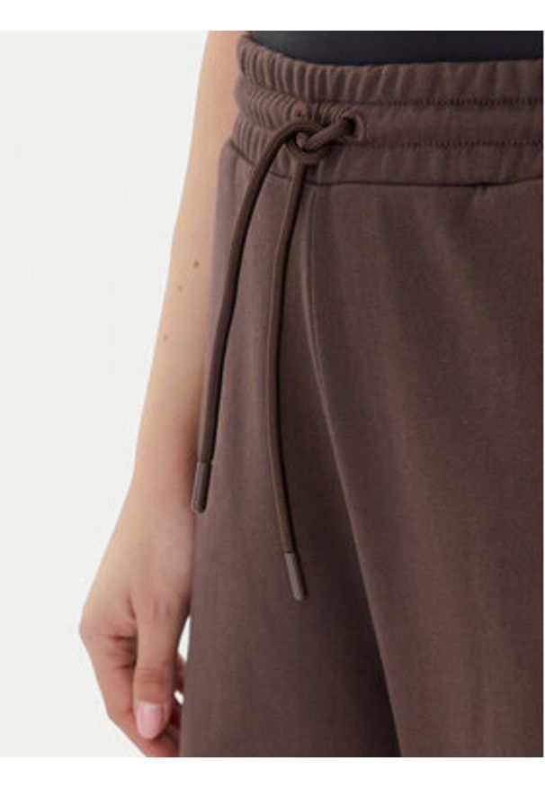 EA7 Emporio Armani Spodnie dresowe 7W000418 AF12473 U6063 Brązowy Regular Fit. Kolor: brązowy. Materiał: bawełna