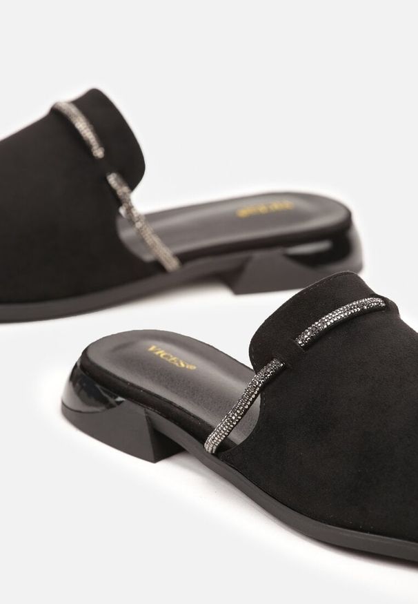 Renee - Czarne Klapki Vices z Cyrkoniami Tilindrea. Kolor: czarny. Wzór: aplikacja. Styl: elegancki