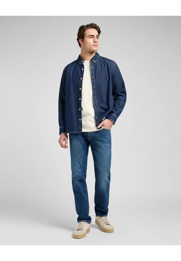 Lee - MESKA KOSZULA JEANSOWA LEE NO POCKET BUTTON DOWN BLUE RIDGE 112370477. Typ kołnierza: button down. Materiał: jeans