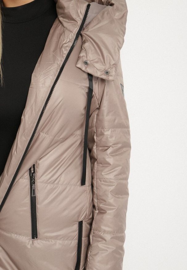 Born2be - Ciemnobeżowa Przejściowa Kurtka Pikowana z Kapturem i Suwakami po Bokach Fesunela. Okazja: na co dzień. Typ kołnierza: kaptur. Kolekcja: plus size. Kolor: beżowy. Materiał: jeans. Sezon: jesień. Styl: klasyczny, casual