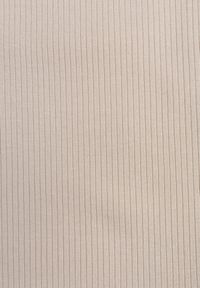 Born2be - Beżowy Top z Prążkowanego Materiału Zitessa. Okazja: na co dzień. Kolor: beżowy. Materiał: prążkowany, materiał. Długość rękawa: na ramiączkach. Styl: casual, elegancki, klasyczny #2