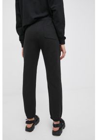 Champion spodnie dresowe damskie kolor czarny gładkie. Kolor: czarny. Materiał: dresówka. Wzór: gładki