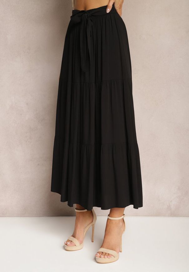 Renee - Czarna Rozkloszowana Spódnica Maxi z Wiskozy z Materiałowymi Paskami Wintelis. Okazja: do pracy. Kolor: czarny. Materiał: materiał, wiskoza. Wzór: paski. Styl: elegancki