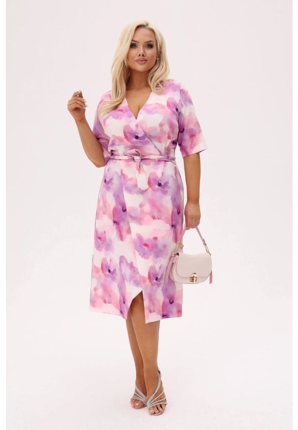 Moda Size Plus Iwanek - Kopertowa sukienka Florella MIDI - Akwarelowe Kwiaty, w odcieniach różu i fioletu PLUS SIZE XXL OVERSIZE. Okazja: na komunię, na imprezę, do pracy, na wesele, na ślub cywilny. Typ kołnierza: dekolt w serek. Kolekcja: plus size. Kolor: różowy. Wzór: kwiaty. Typ sukienki: dla puszystych, kopertowe, oversize. Materiał: elastan, materiał, tkanina, poliester. Sezon: wiosna, lato. Styl: elegancki, klasyczny. Długość: midi