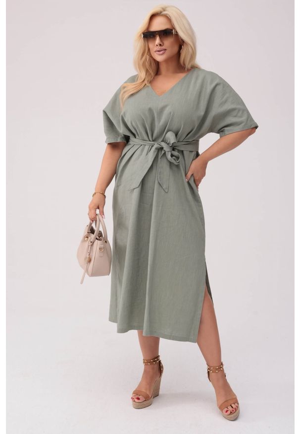 Moda Size Plus Iwanek - Sukienka Lenora w kolorze old green - Elegancja w naturalnym stylu PLUS SIZE OVERSIZE XXL. Okazja: na co dzień. Kolekcja: plus size. Materiał: len, tkanina, materiał. Długość rękawa: krótki rękaw. Typ sukienki: dla puszystych, oversize. Styl: casual, elegancki. Długość: midi