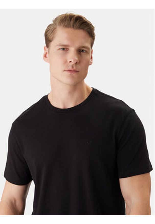 Calvin Klein T-Shirt LV04LB275G Czarny Regular Fit. Kolor: czarny. Materiał: bawełna