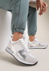 Renee - Białe Sneakersy Seren. Zapięcie: sznurówki. Kolor: biały. Materiał: jeans, dresówka. Szerokość cholewki: normalna. Wzór: aplikacja #1