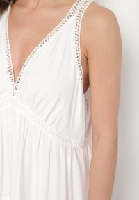 Born2be - Biała Sukienka z Wiskozą i Szydełkowym Wzorem Meviellea. Okazja: na co dzień. Typ kołnierza: dekolt w kształcie V. Kolor: biały. Materiał: wiskoza. Wzór: haft. Styl: elegancki, casual #5