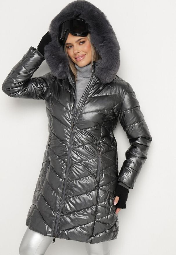 Born2be - Ciemnoszara Metaliczna Kurtka Pikowana z Kapturem Eclaris. Okazja: na co dzień. Typ kołnierza: kaptur. Kolor: szary. Materiał: futro, jeans. Długość rękawa: długi rękaw. Długość: długie. Wzór: aplikacja. Styl: casual, elegancki