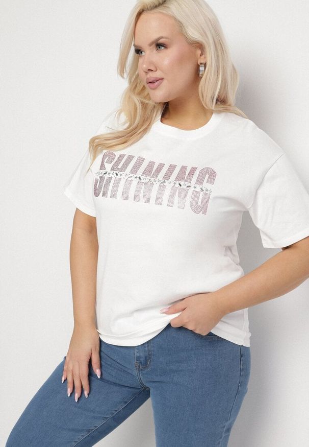 Born2be - Biały T-shirt z Bawełny z Cyrkoniowym Napisem Hirtebia. Okazja: na co dzień. Kolor: biały. Materiał: bawełna. Wzór: napisy. Styl: casual
