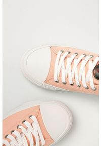 Guess - Tenisówki. Nosek buta: okrągły. Zapięcie: sznurówki. Kolor: różowy. Materiał: guma #3