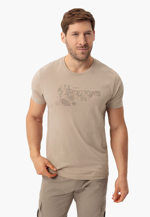 Volcano - Bawełniany t-shirt T-TON. Kolor: beżowy. Materiał: bawełna. Długość rękawa: krótki rękaw. Długość: krótkie. Wzór: napisy, nadruk. Styl: klasyczny