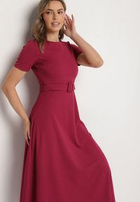 Born2be - Bordowa Rozkloszowana Sukienka Ozdobiona Paskiem Desianna. Okazja: na co dzień. Kolor: czerwony. Wzór: aplikacja. Typ sukienki: proste. Styl: klasyczny, casual, elegancki #4