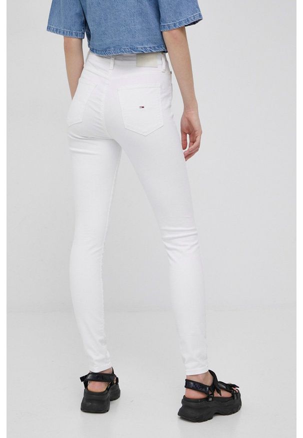 Tommy Jeans jeansy SYLVIA BF1291 damskie high waist. Stan: podwyższony. Kolor: biały