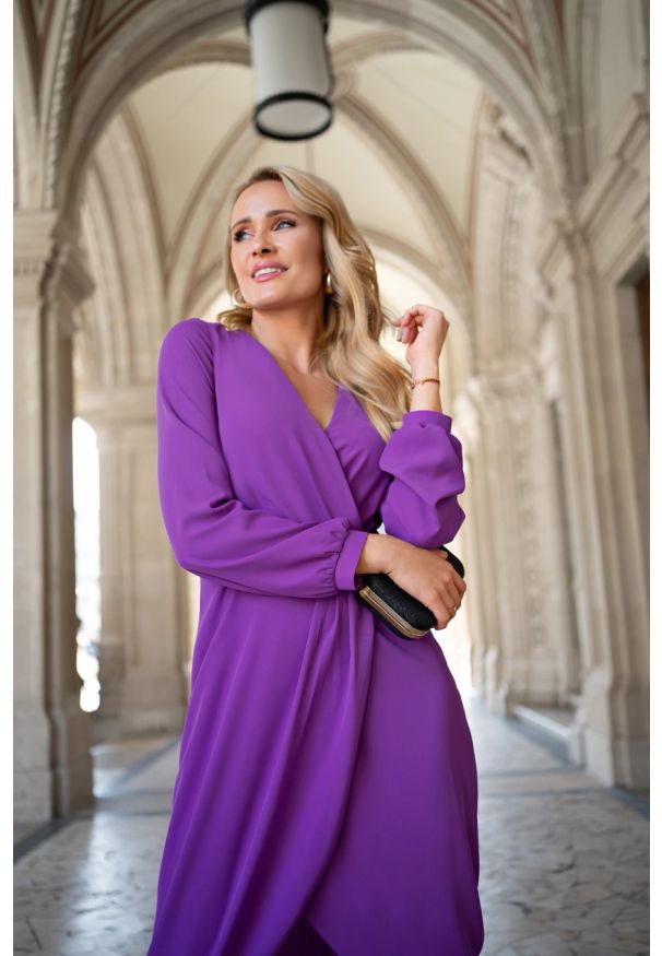 Stylove - Elegancka sukienka z dekoltem V i zakładkami czarna. Typ kołnierza: typu klepsydra. Kolor: czarny. Materiał: elastan, materiał, tkanina. Typ sukienki: asymetryczne, kopertowe. Styl: elegancki