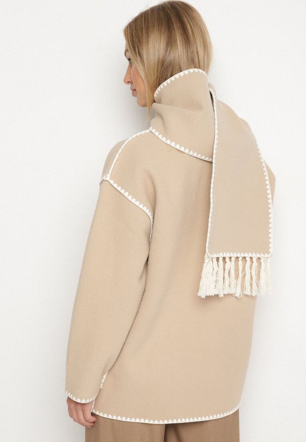 Born2be - Beżowa Pudełkowa Kurtka z Ozdobnymi Przeszyciami i Szalikiem Salenalia. Okazja: na co dzień. Kolor: beżowy. Materiał: jeans. Styl: casual, elegancki